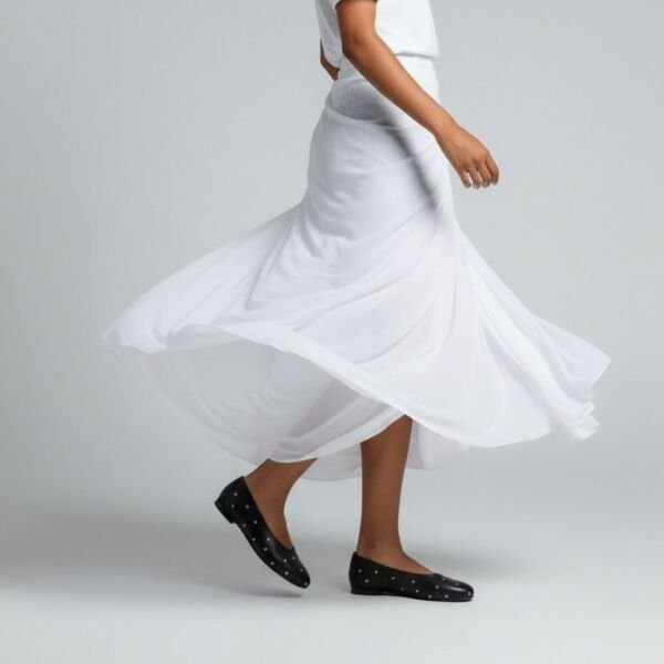 Siyah Deri Pim Detaylı Yuvarlak Burunlu Kadın Babet