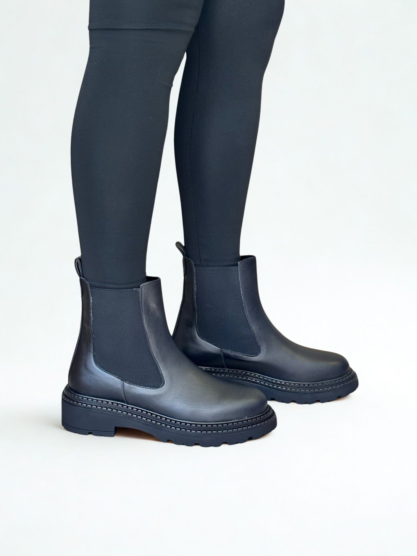 Siyah Deri İki Yandan Lastikli Kadın Kalın Tabanlı Chelsea Bot