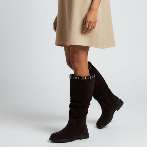 Kahve Süet Deri Diz Altı Aksesuar Detaylı Kadın Körüklü Çizme