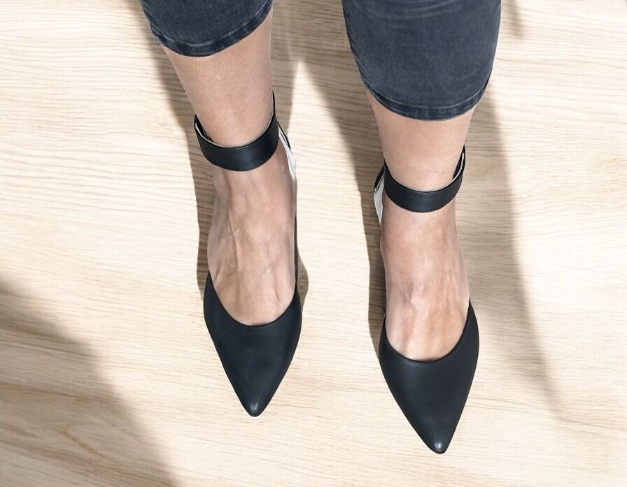 Siyah Bilekten Cırtlı Kadın Topuklu Ayakkabı