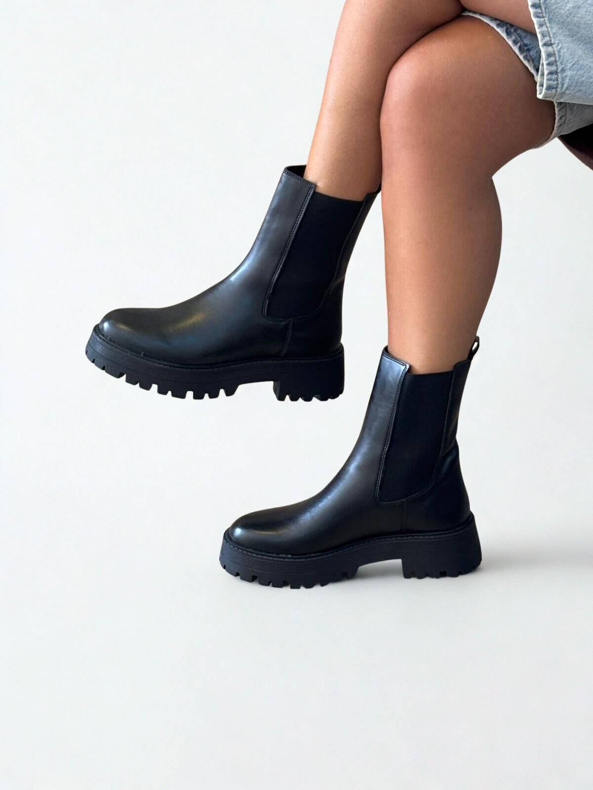 Siyah Deri İki Yandan Lastikli Yuvarlak Burunlu Kalın Tabanlı Kadın Chelsea Bot