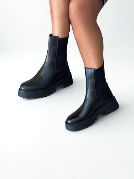 Siyah Deri İki Yandan Lastikli Yuvarlak Burunlu Kalın Tabanlı Kadın Chelsea Bot