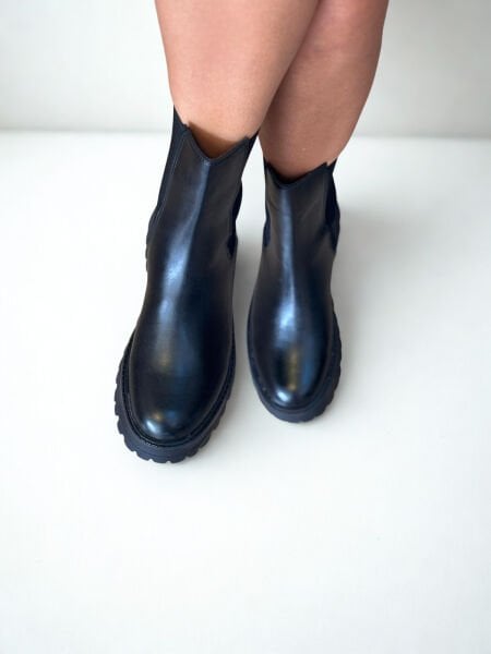 Siyah Deri İki Yandan Lastikli Yuvarlak Burunlu Kalın Tabanlı Kadın Chelsea Bot