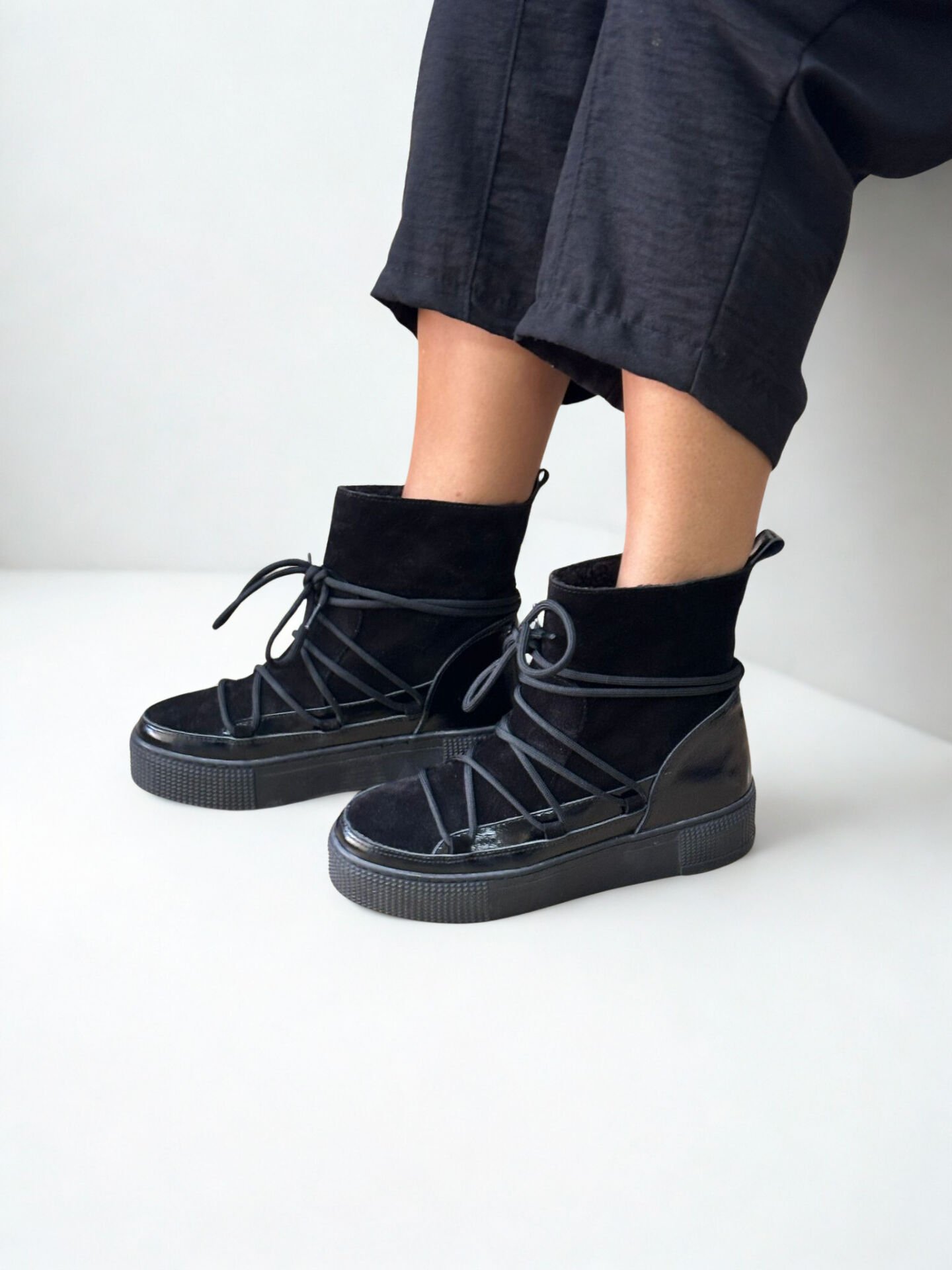 Siyah Süet Hakiki Deri Garnili  İçi Peluş Astarlı Kadın Bağcıklı Bot