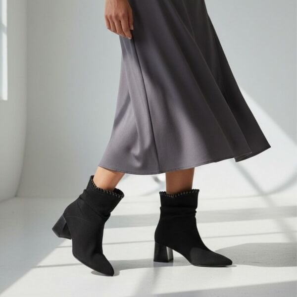 Siyah Süet Hakiki Deri Biye Detaylı Sivri Burun Kadın Kalın Topuklu Bot