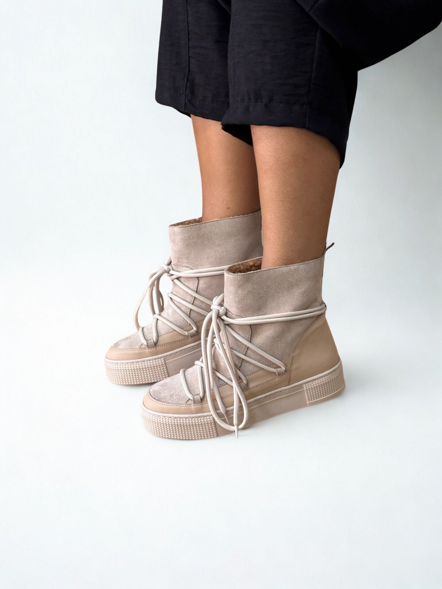 Bej Süet Hakiki Deri Garnili  İçi Peluş Astarlı Kadın Bağcıklı Bot