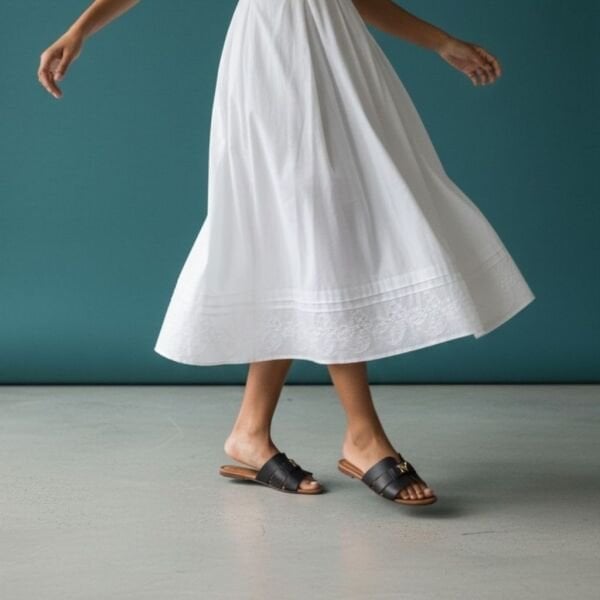 Siyah Deri Gold Aksesuarlı Kadın Günlük Rahat ve Şık Terlik