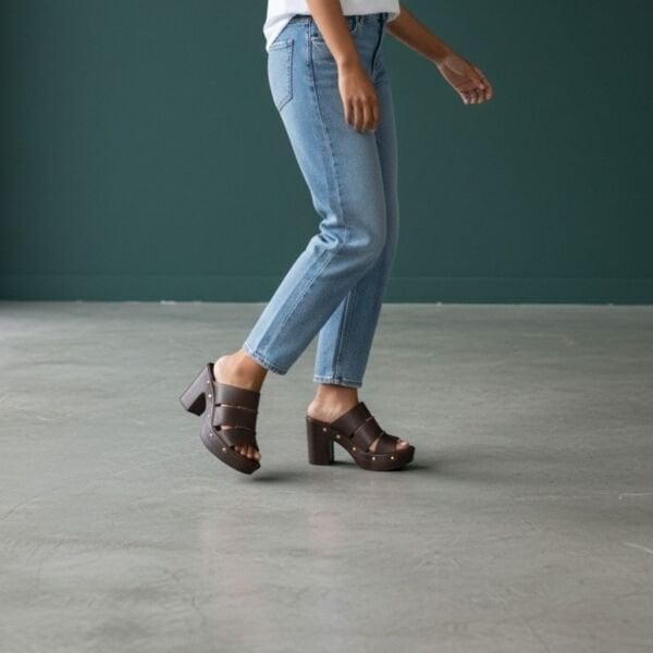 Kahve Deri Hafif Tabanlı Dikiş Detaylı Kadın Takunya Terlik(Kopya)