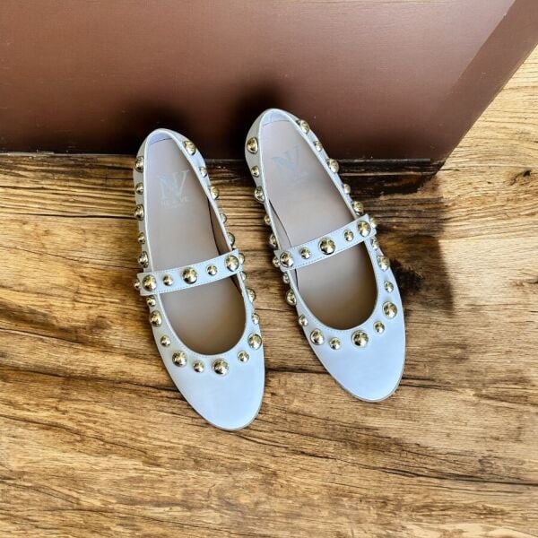 Beyaz Deri Zımbalı Kadın Babet