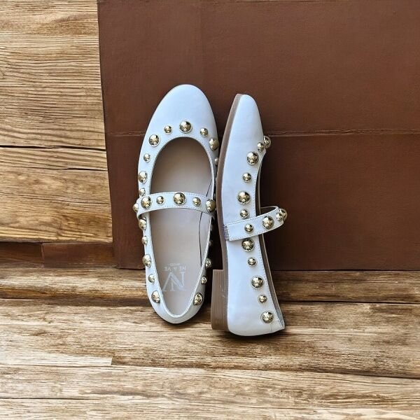 Beyaz Deri Zımbalı Kadın Babet