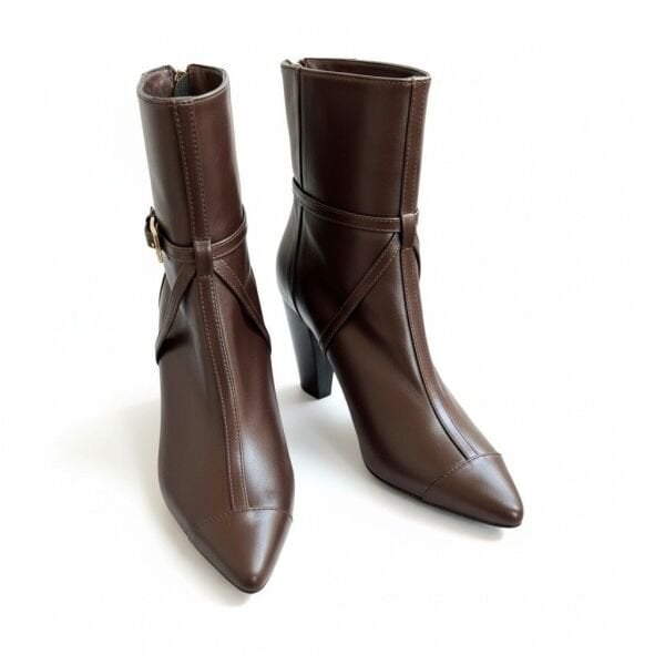 Kahve Deri Arkadan Fermuarlı Gold Aksesuarlı Kadın Sivri Burunlu Kalın Topuklu Bot