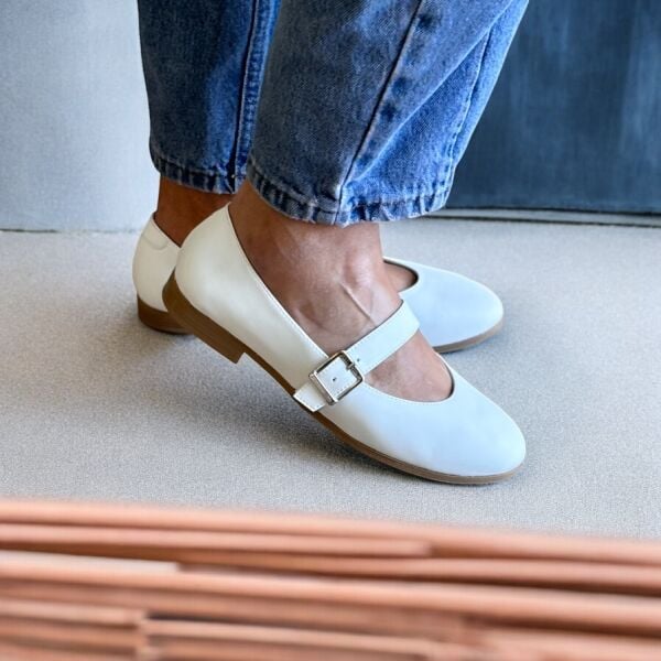 Beyaz Deri Tek Bantlı Yuvarlak Burun Kadın Babet