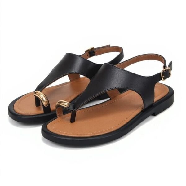 Siyah Hakiki Deri Aksesuar Detaylı Parmak Arası Kadın Arkadan Tokalı Sandalet