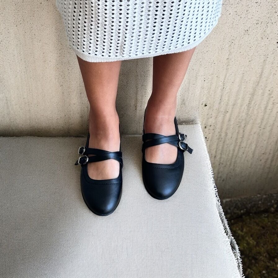 Siyah Deri Çapraz Bantlı Kadın Babet