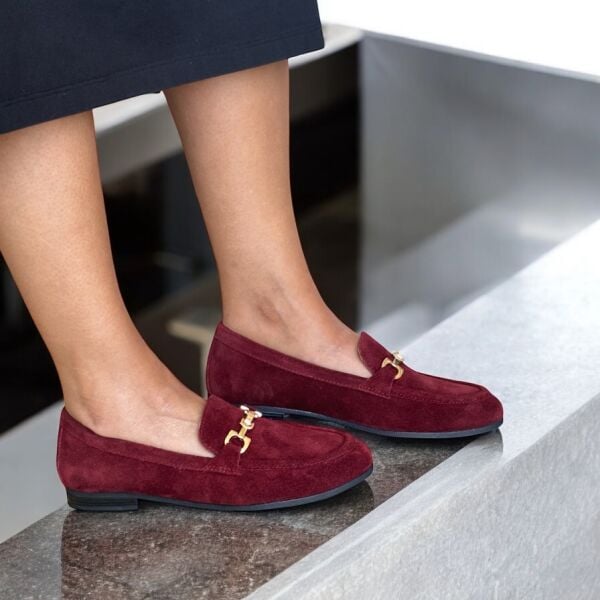 Bordo Süet Hakiki Deri Gold Zincir Aksesuarlı Kadın Loafer Ayakkabı