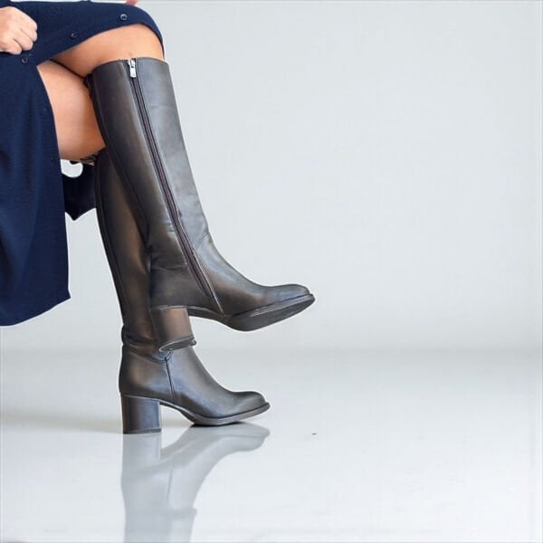 Siyah Deri Fermuarlı Diz Altı Arkadan Lastikli Kadın Kalın Topuklu Çizme