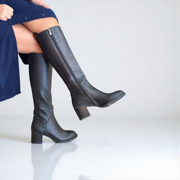 Siyah Deri Fermuarlı Diz Altı Arkadan Lastikli Kadın Kalın Topuklu Çizme