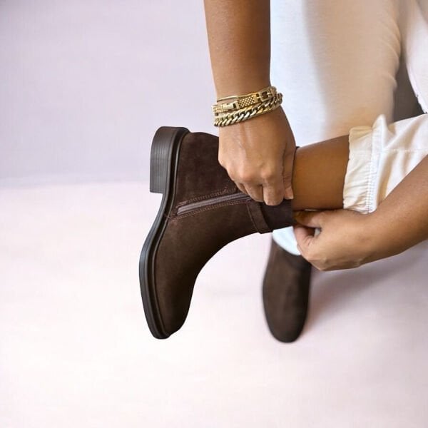 Kahve Süet Hakiki Deri Antik Toka Aksesuarlı Kadın İçten Fermuarlı Bot