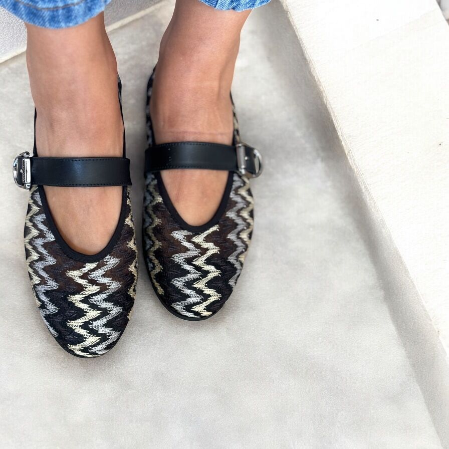 Siyah File Nakışlı Tek Bantlı Kadın Günlük Babet