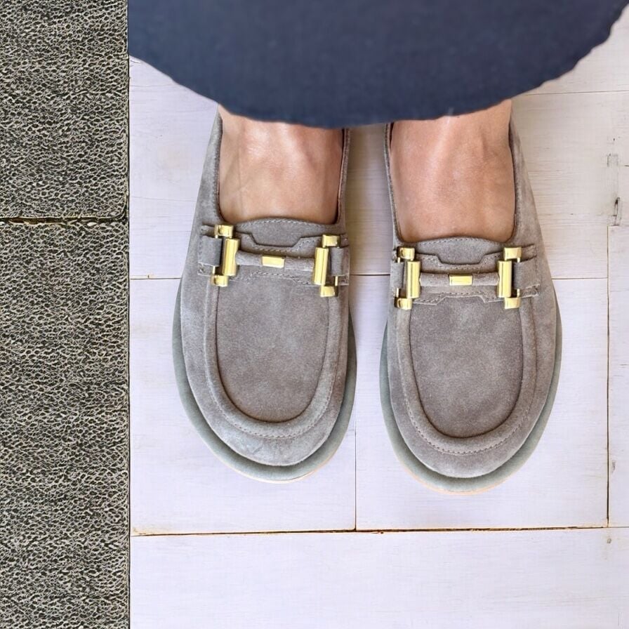 Gri Süet Hakiki Deri Gold Aksesuarlı Kadın Sabo Terlik