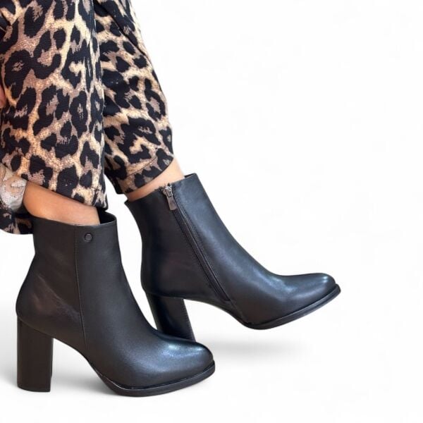 Siyah Deri İçten Fermuarlı Kadın Kalın Topuklu Bot