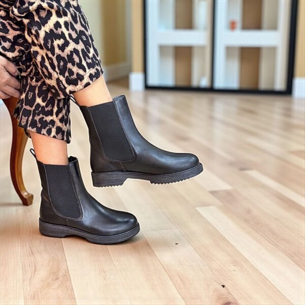 Siyah Deri İki Yandan Lastikli Kadın Chelsea Bot