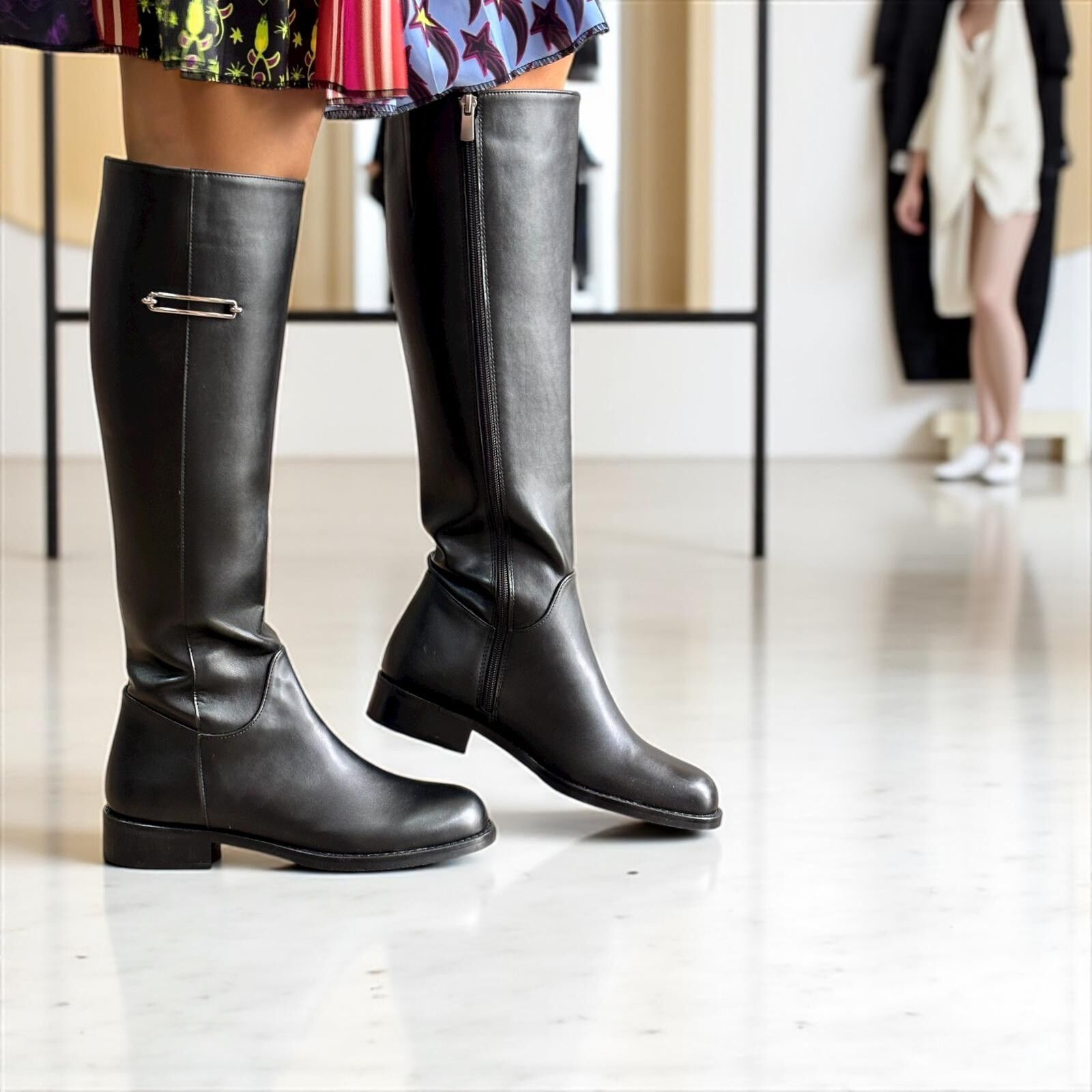 Siyah Deri Diz Altı Tokalı Kadın İçten Fermuarlı Günlük Binici Çizme