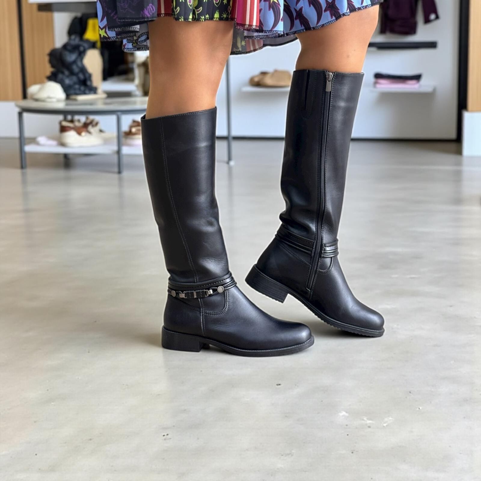 Siyah Deri Diz Altı Biletkten Atkılı Kadın İçten Fermuarlı Binici Çizme