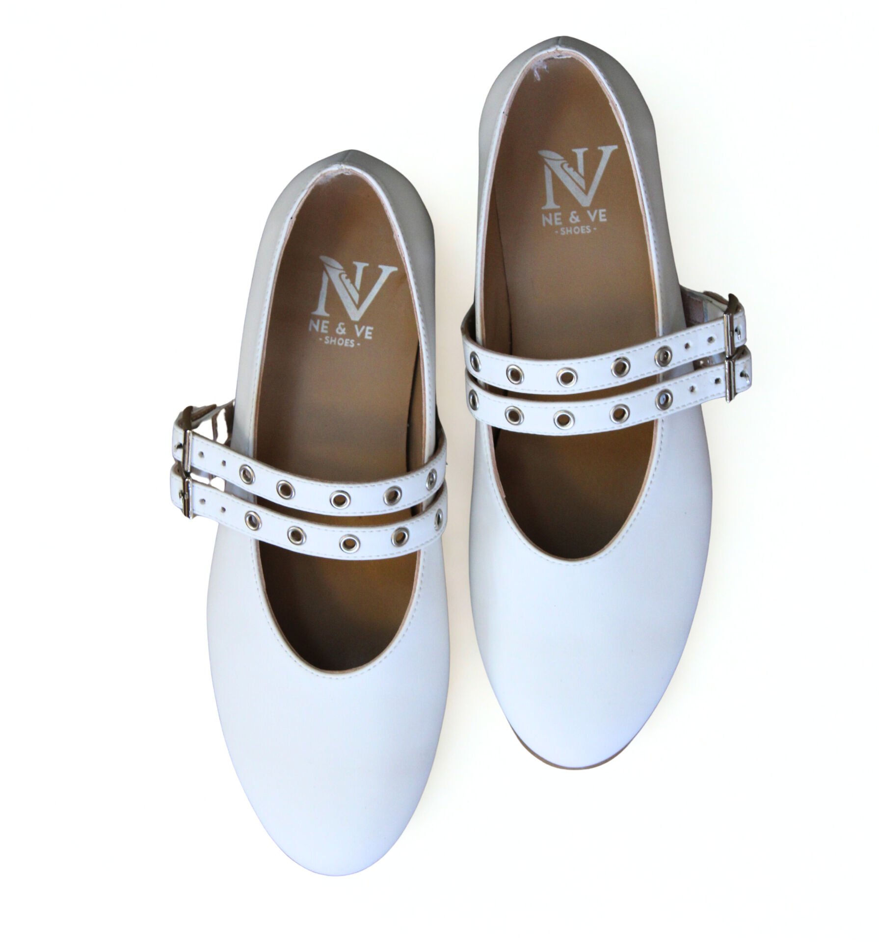 Beyaz Deri Yuvarlak Burunlu İki Bantlı Metal Aksesuarlı Kadın Babet