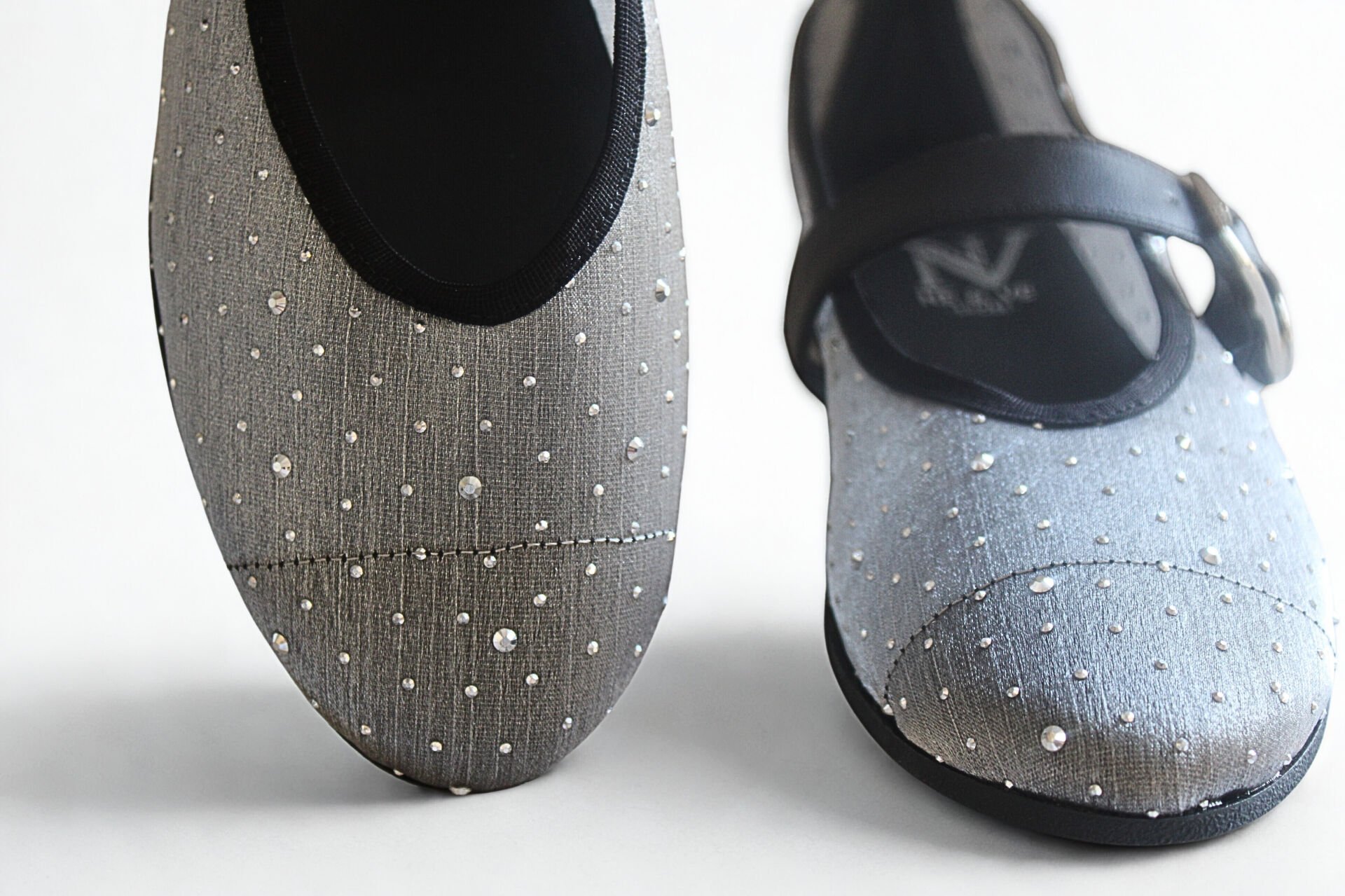 Gümüş File Taşlı Tek Bantlı Kadın Rahat ve Şık Babet