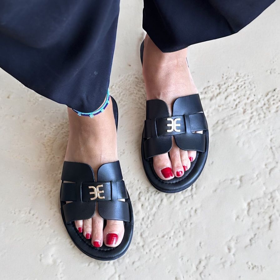 Siyah Hakiki Deri Gold Aksesuarlı Kadın Günlük Rahat ve Şık Terlik