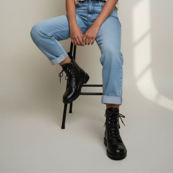 Siyah Deri İçten Fermuarlı Kadın Postal