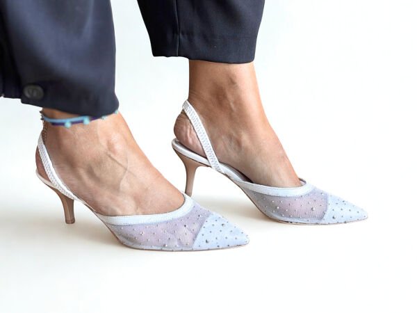 Beyaz Taş File Detaylı Arkası Açık Sivri Burunlu Büzgü Lastik Detaylı Kadın Ayakkabı