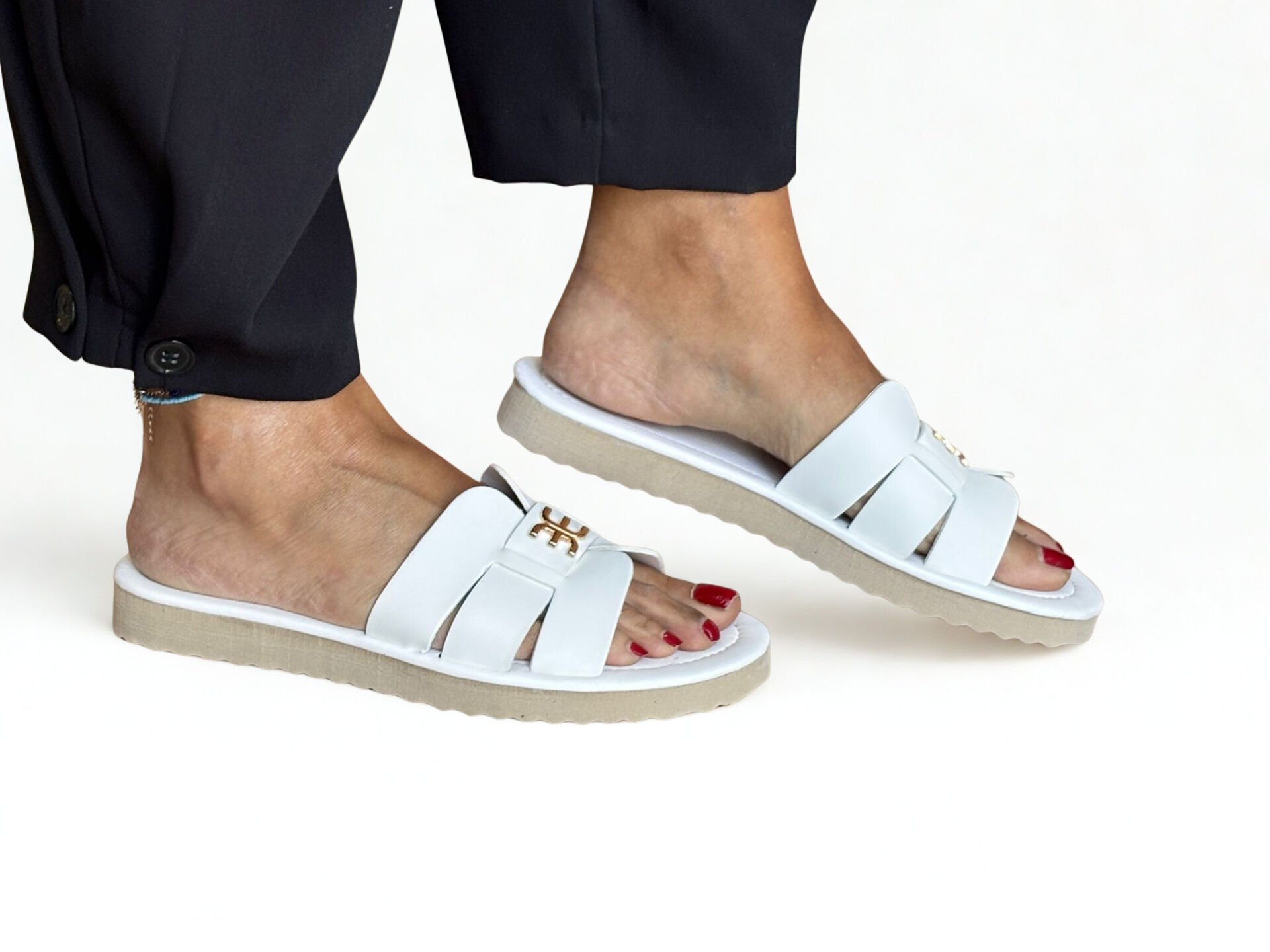 Beyaz Deri Gold Aksesuarlı Kadın Günlük Rahat ve Şık Terlik