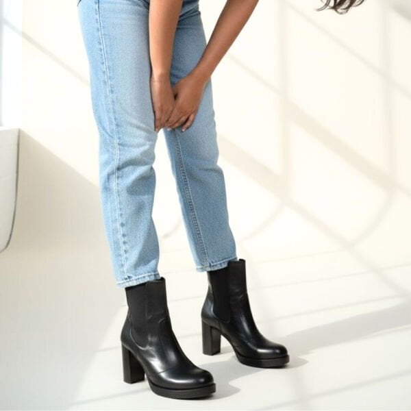 Siyah Deri İki Yandan Lastikli Kadın Kalın Topuklu Chelsea Bot