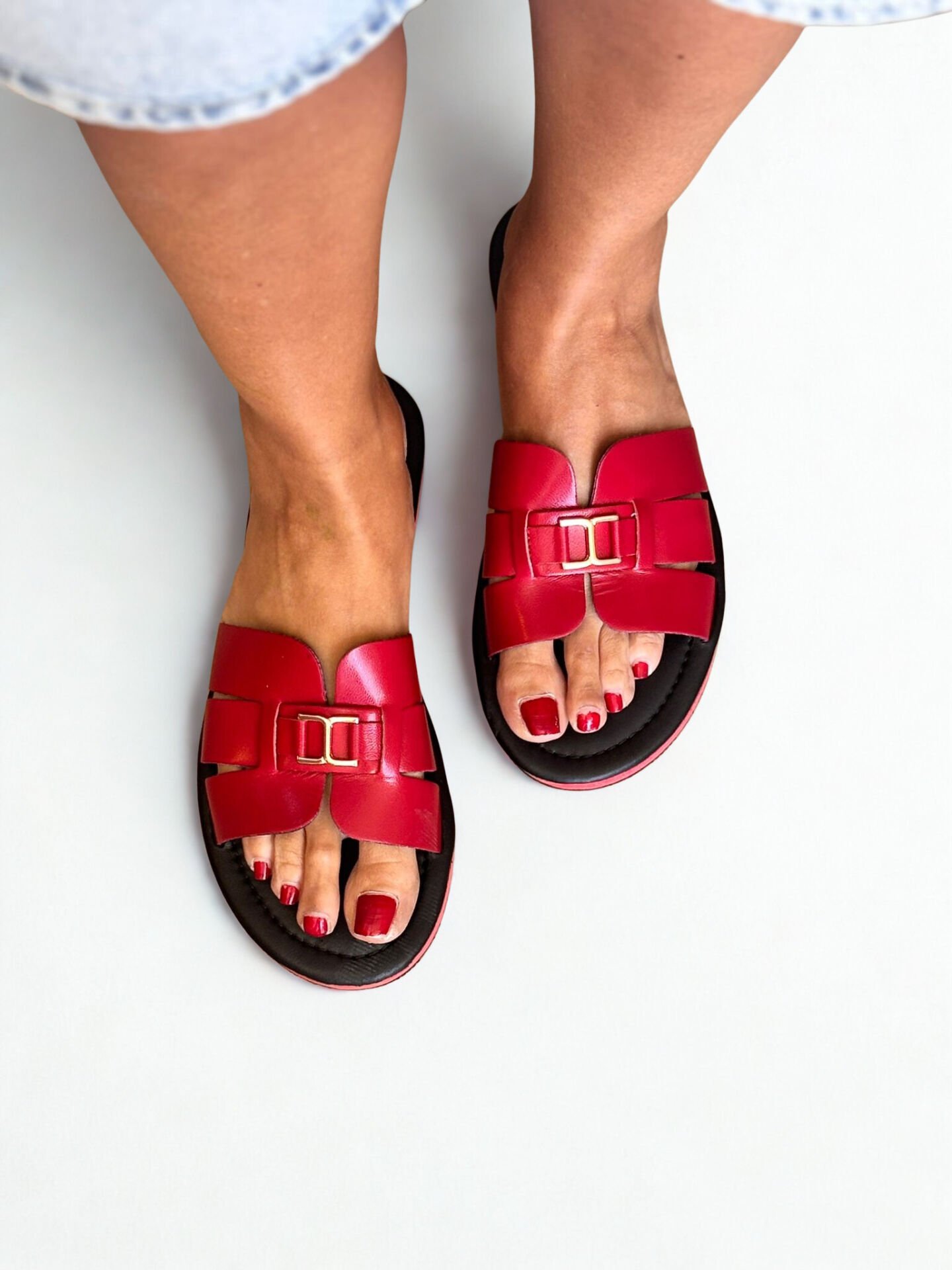 Kırmızı Hakiki Deri Gold Aksesuarlı Siyah Tabanlı Kadın Günlük Rahat ve Şık Terlik