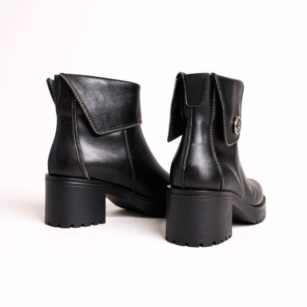 Siyah Deri Fermuar Detaylı Düğme Aksesuarlı Kadın Arkadan Lastikli Bot