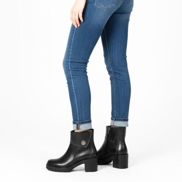 Siyah Deri Fermuar Detaylı Düğme Aksesuarlı Kadın Arkadan Lastikli Bot