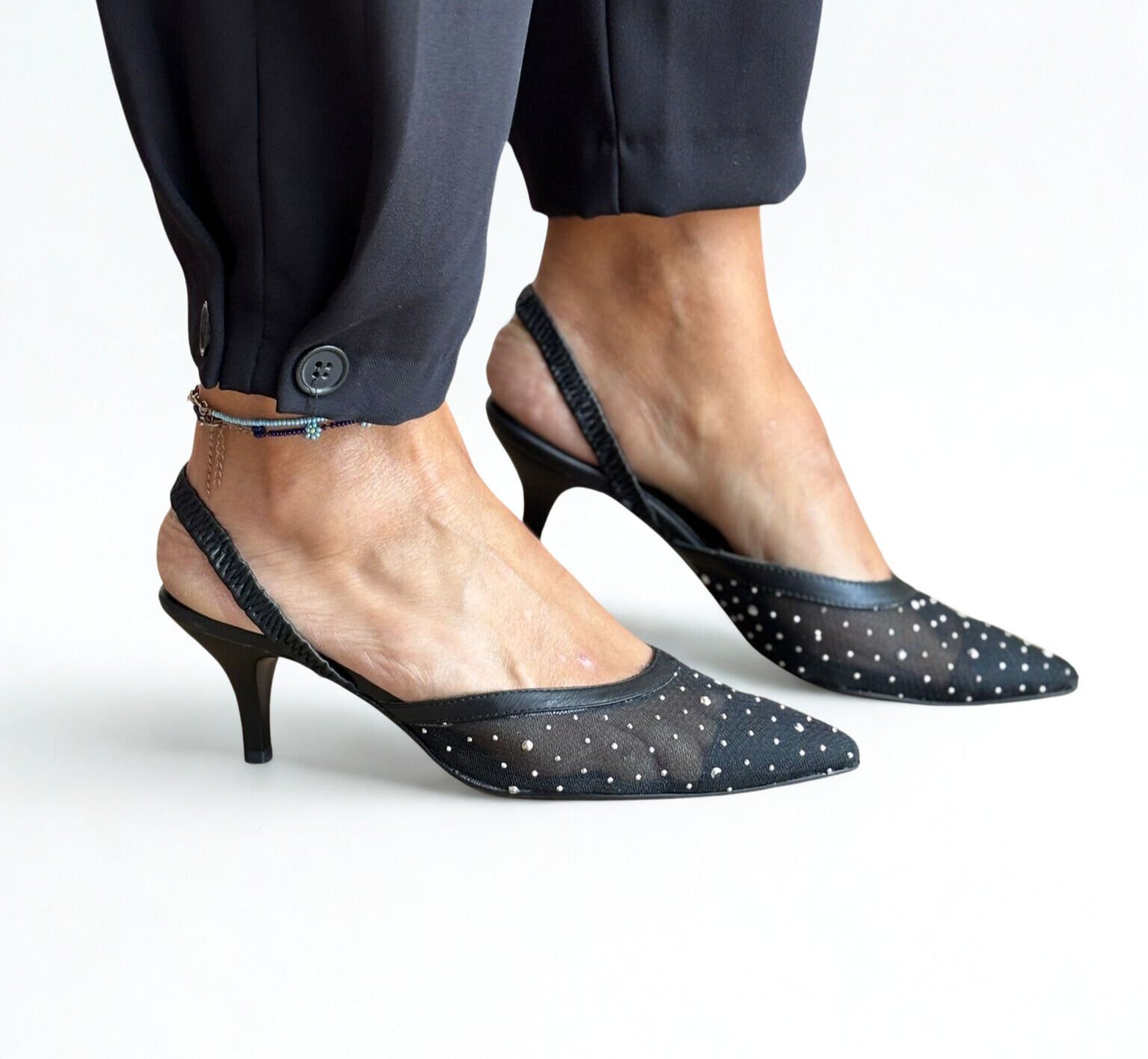 Siyah Taş File Detaylı Arkası Açık Sivri Burunlu Büzgü Lastik Detaylı Kadın Ayakkabı