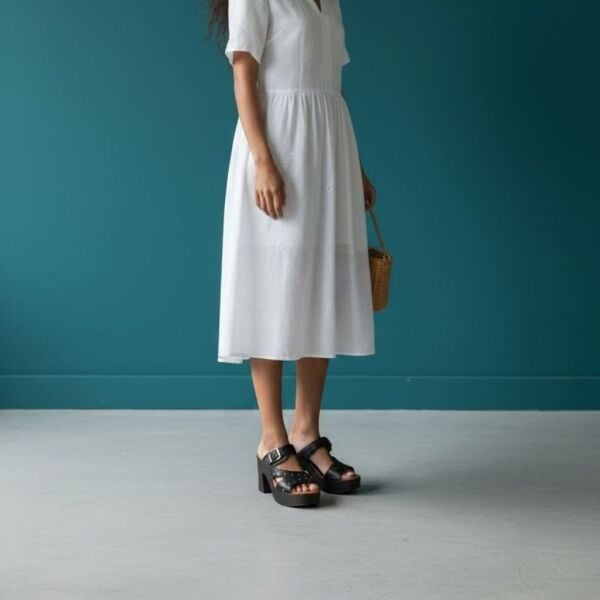 Siyah Deri Pim Detaylı Tokalı Kadın Takunya Terlik