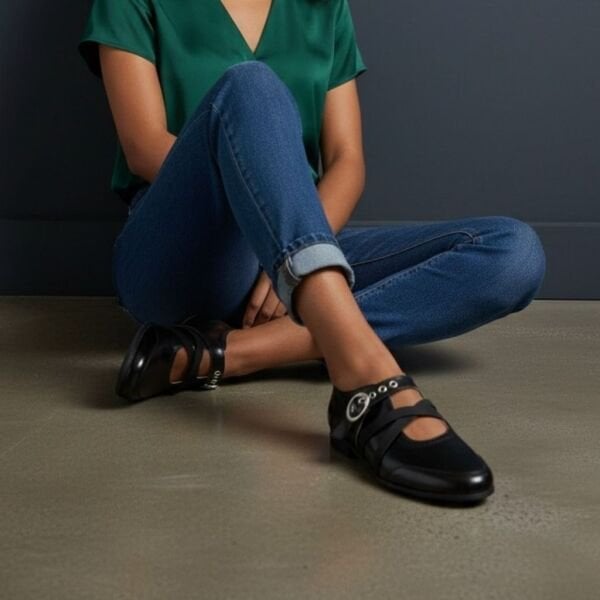 Siyah Rugan Çapraz Lastikli Tokalı Kadın Günlük Şık Ve Rahat Babet