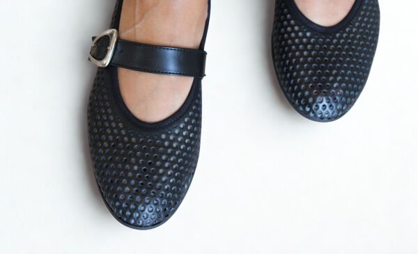 Siyah Deri Yuvarlak Burun Tek Bantlı ve Zımbalı Kadın Babet