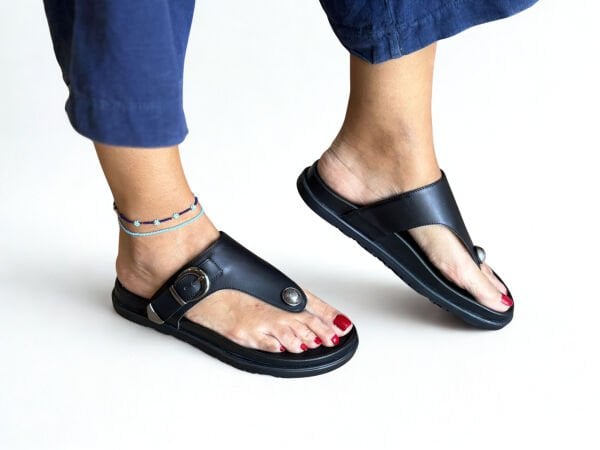 Siyah Deri Parmak Arası Kadın Günlük Sandalet