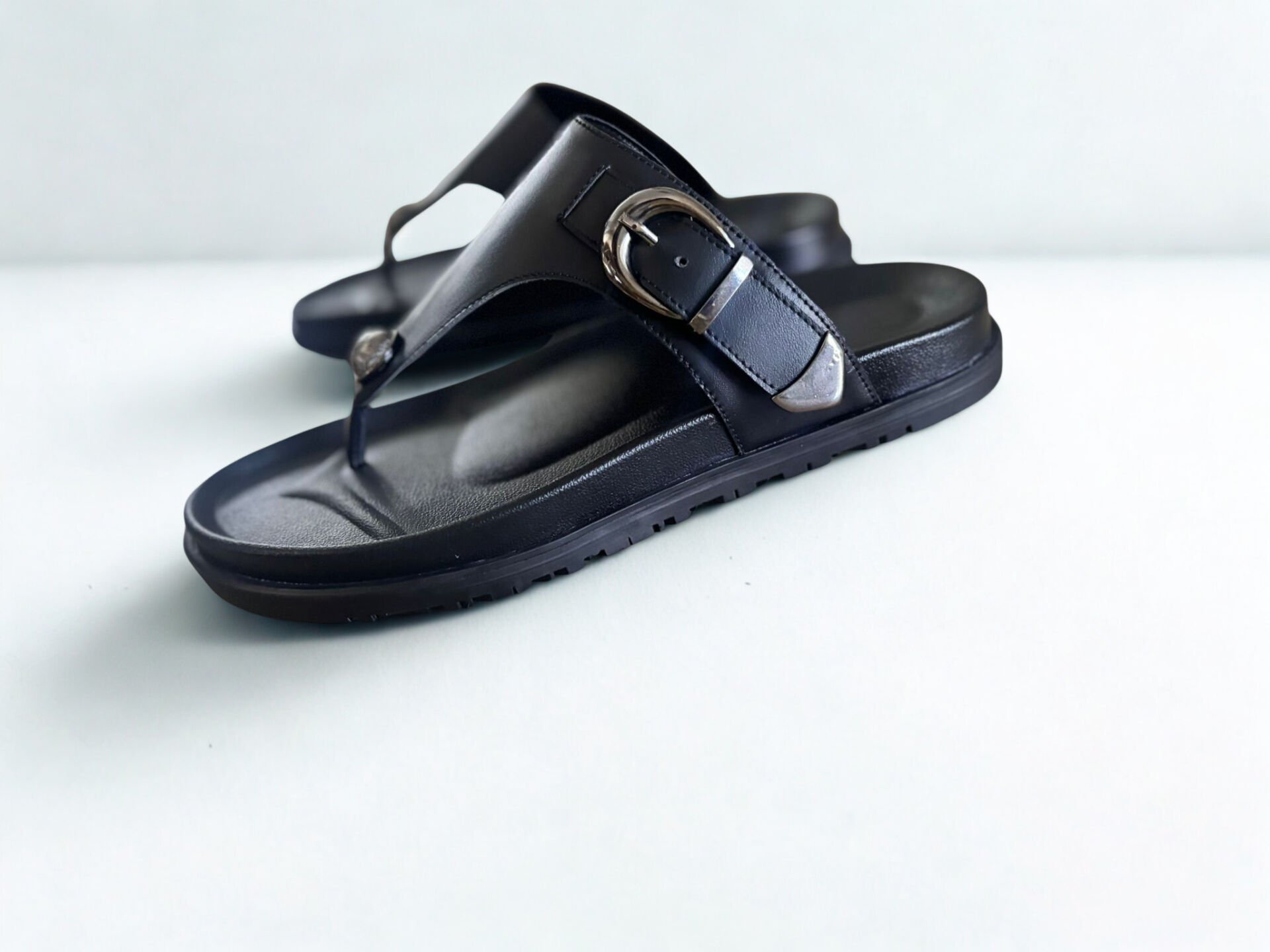 Siyah Deri Parmak Arası Kadın Günlük Sandalet