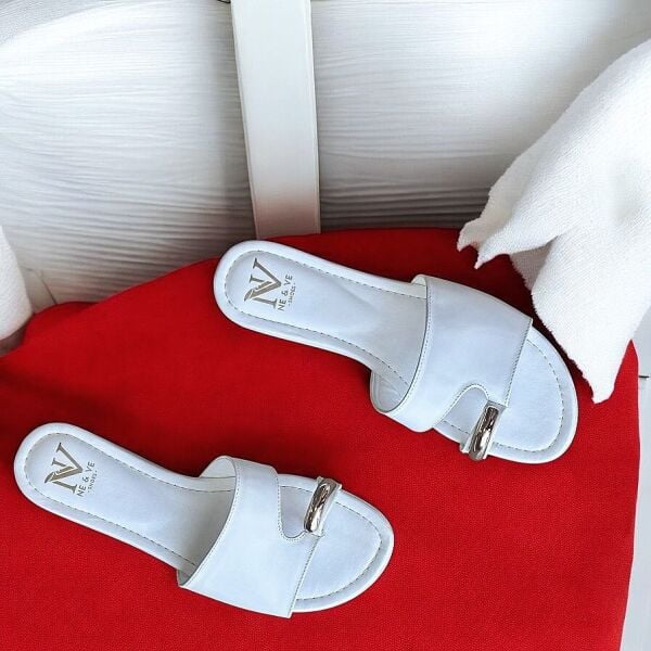 Beyaz Deri Tokalı Parmak Arası Kadın Şık ve Rahat Terlik