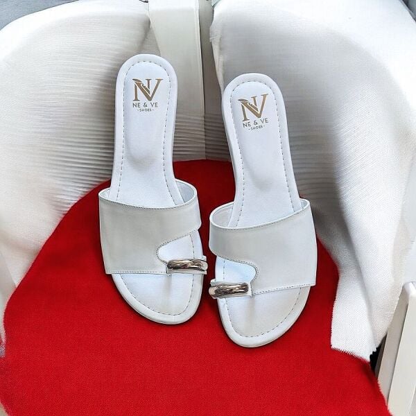 Beyaz Deri Tokalı Parmak Arası Kadın Şık ve Rahat Terlik