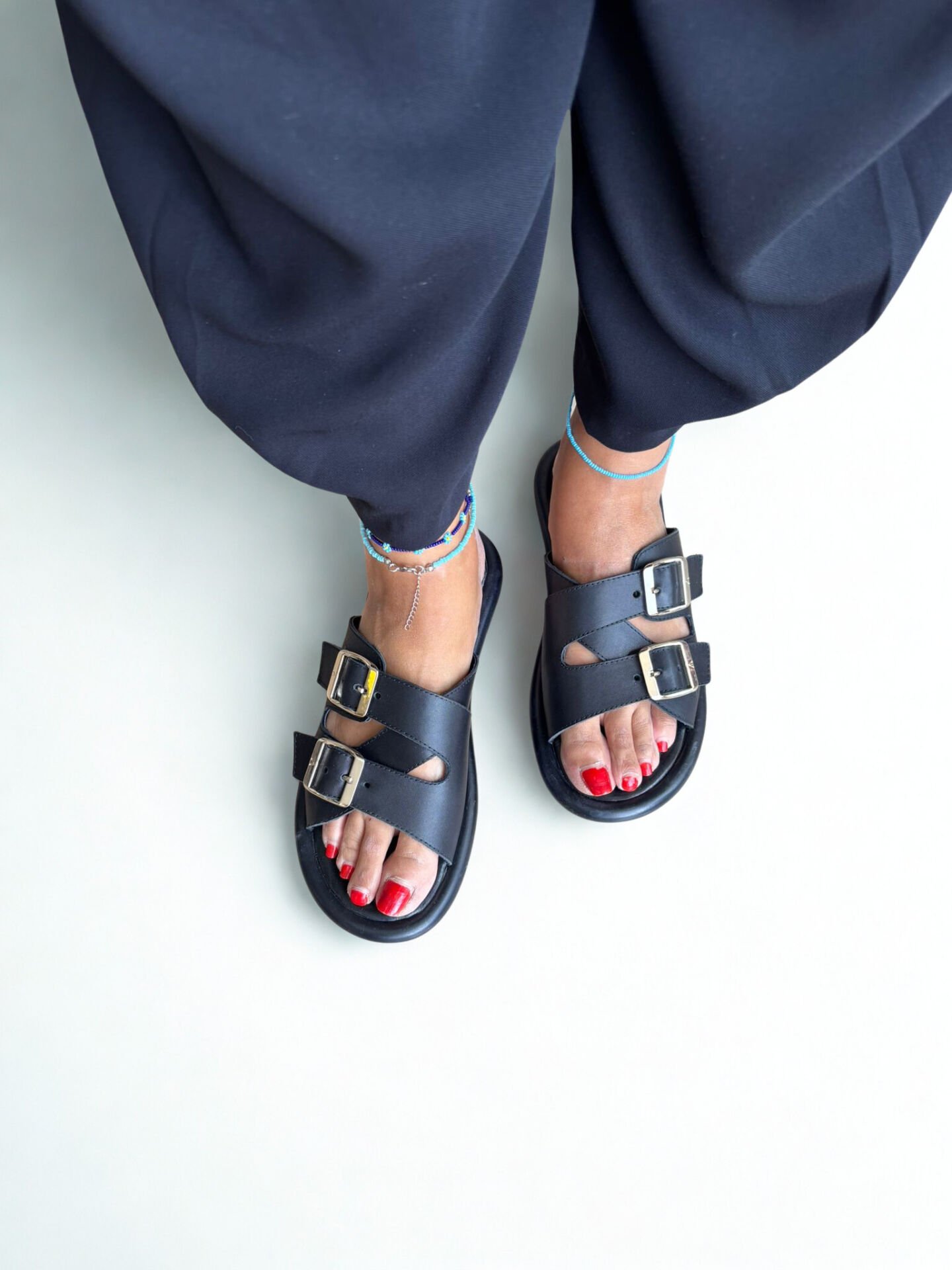 Siyah Hakiki Deri Kadın Tokalı Terlik