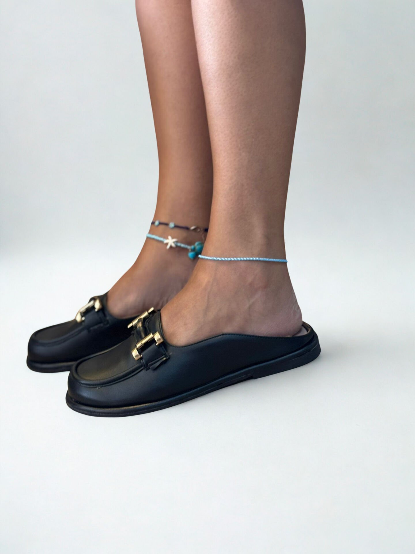 Siyah Hakiki Deri Gold Aksesuarlı Kadın Sabo Terlik