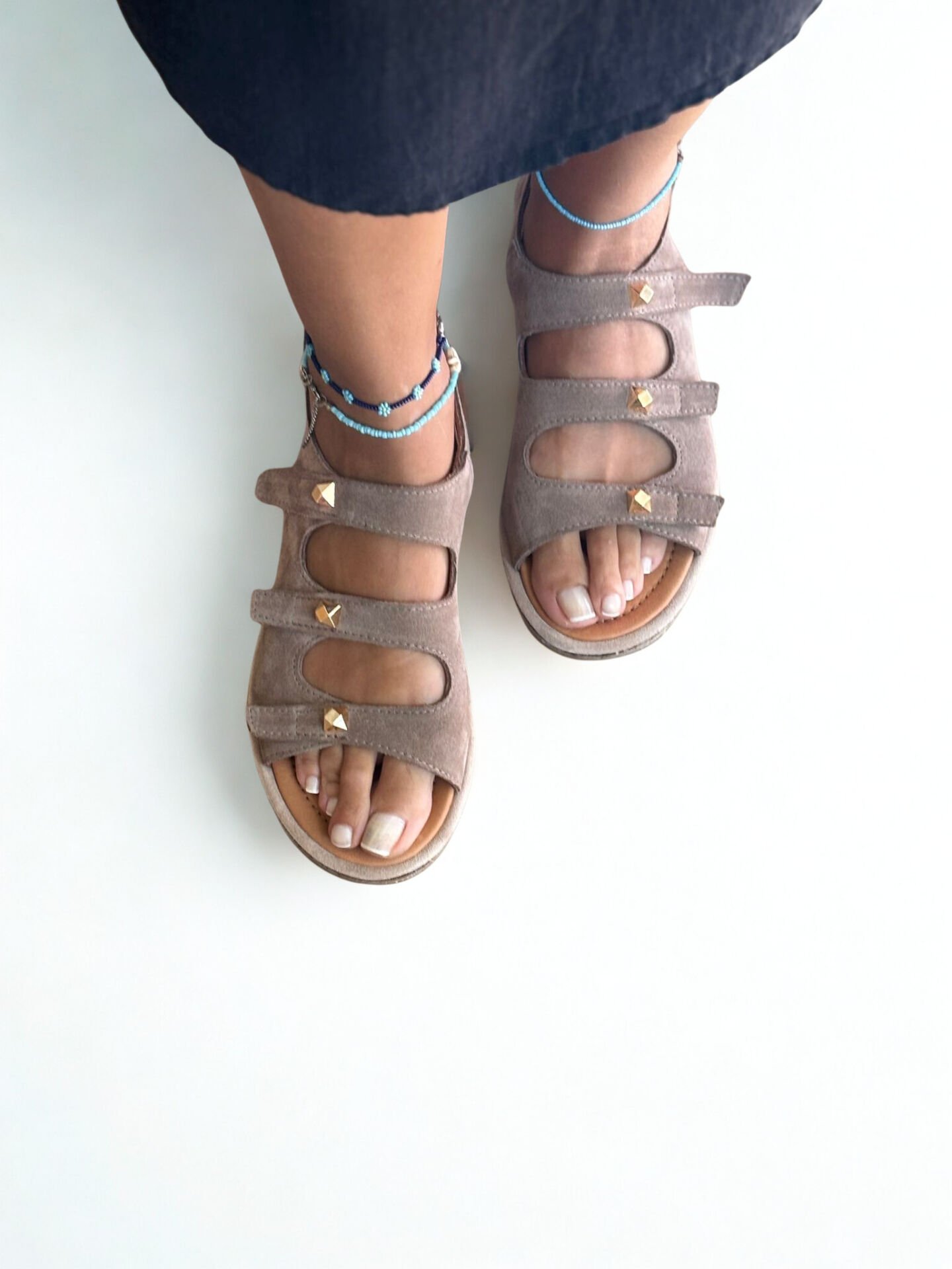 Koyu Bej Hakiki Deri Gold Aksesuarlı Kadın Günlük Sandalet