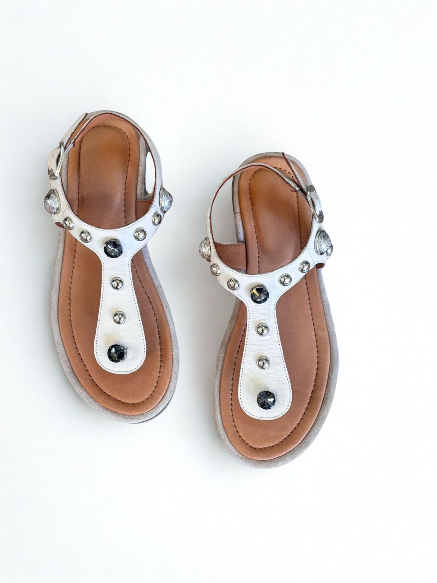 Bej Hakiki Deri Kadın Parmak Arası Taşlı Sandalet